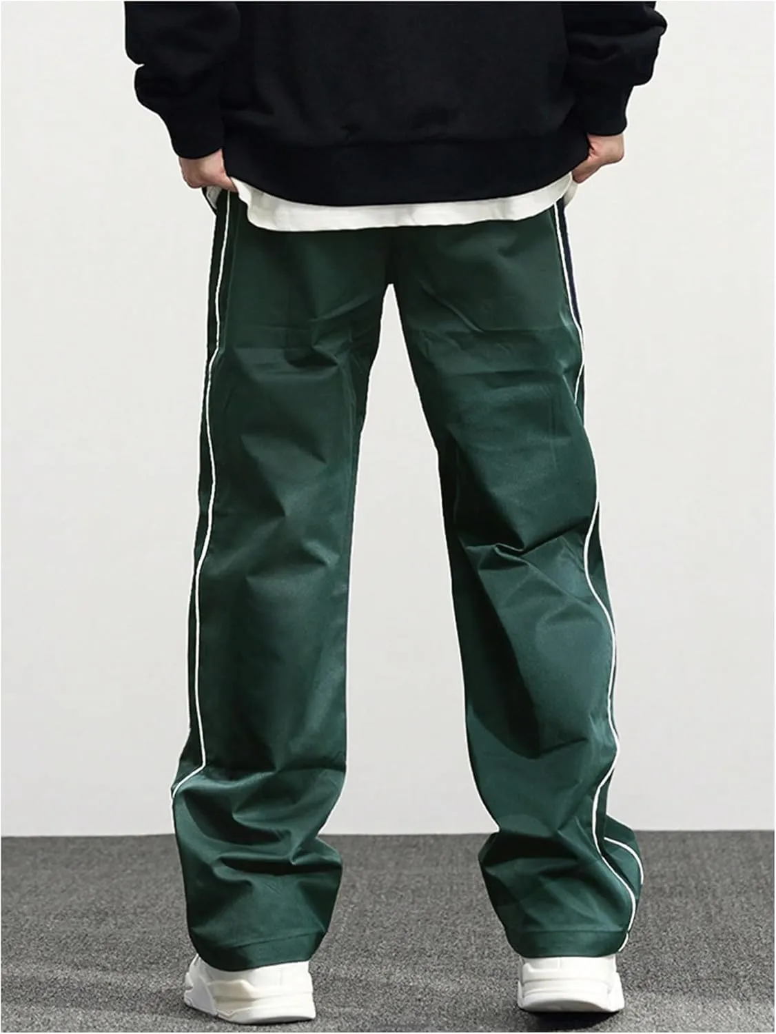 Verdusa Men's Track Pants Straight Leg Acitve Streetwear Elastic Waist Parachute Pants with Pockets