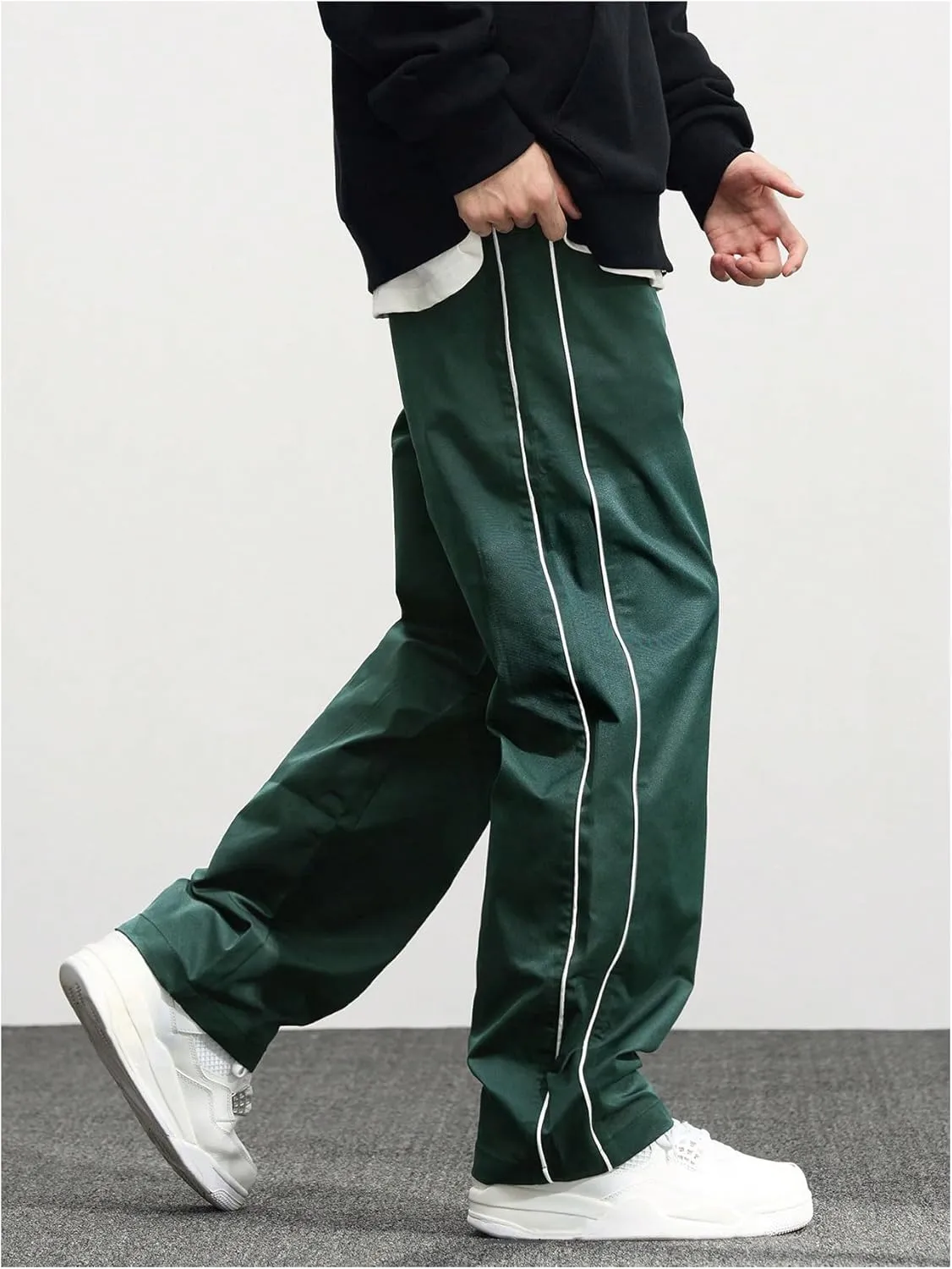 Verdusa Men's Track Pants Straight Leg Acitve Streetwear Elastic Waist Parachute Pants with Pockets